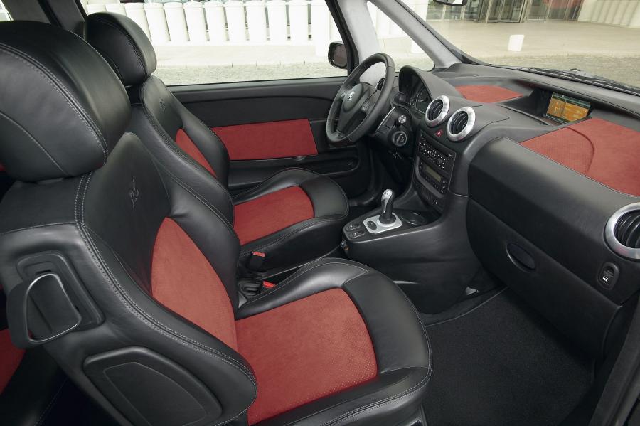Интерьер Peugeot 1007 RC Concept 2004 года  (фото 4 из 35)